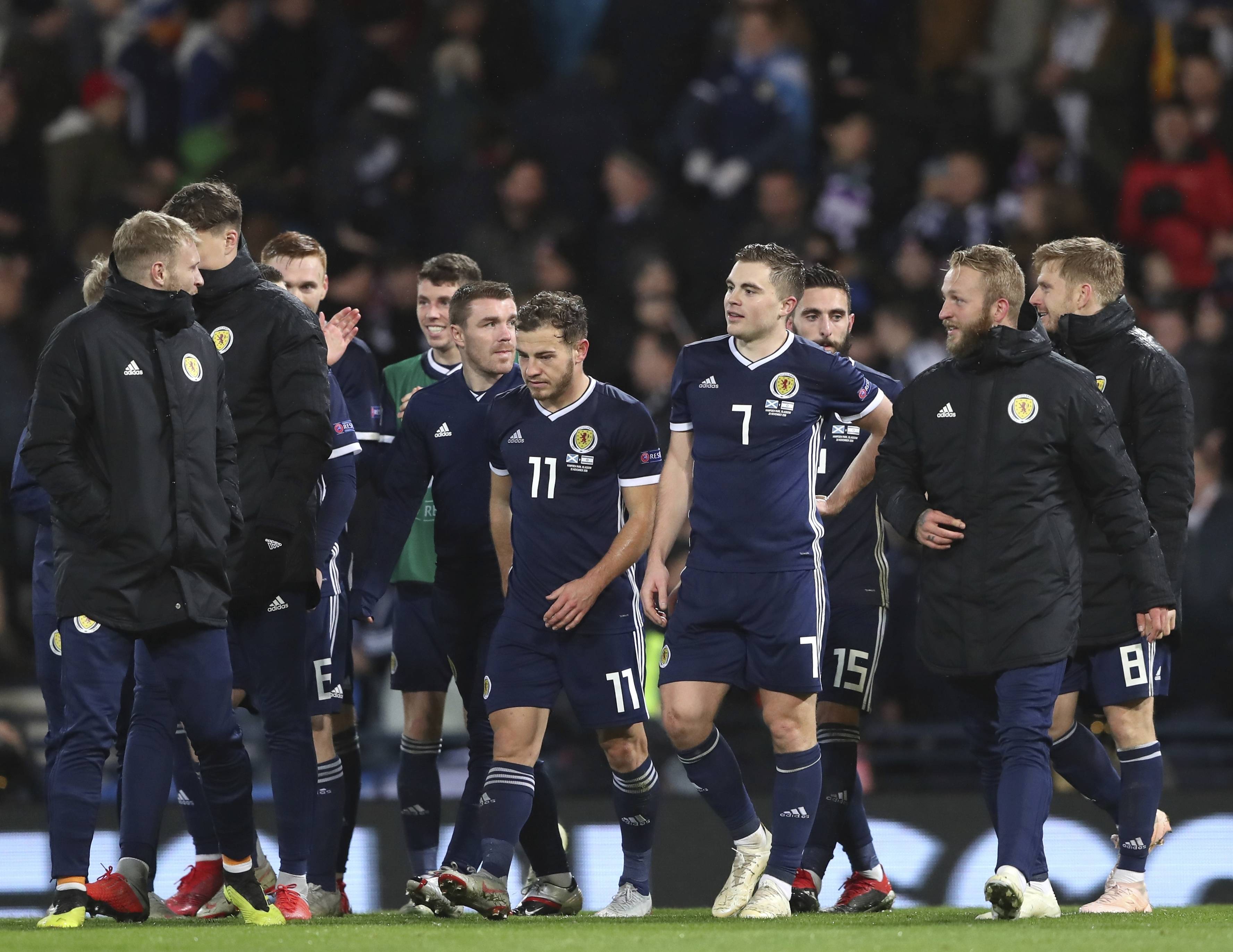 波兰女子足球队实力雄厚与对手拼尽全力，表现亮眼