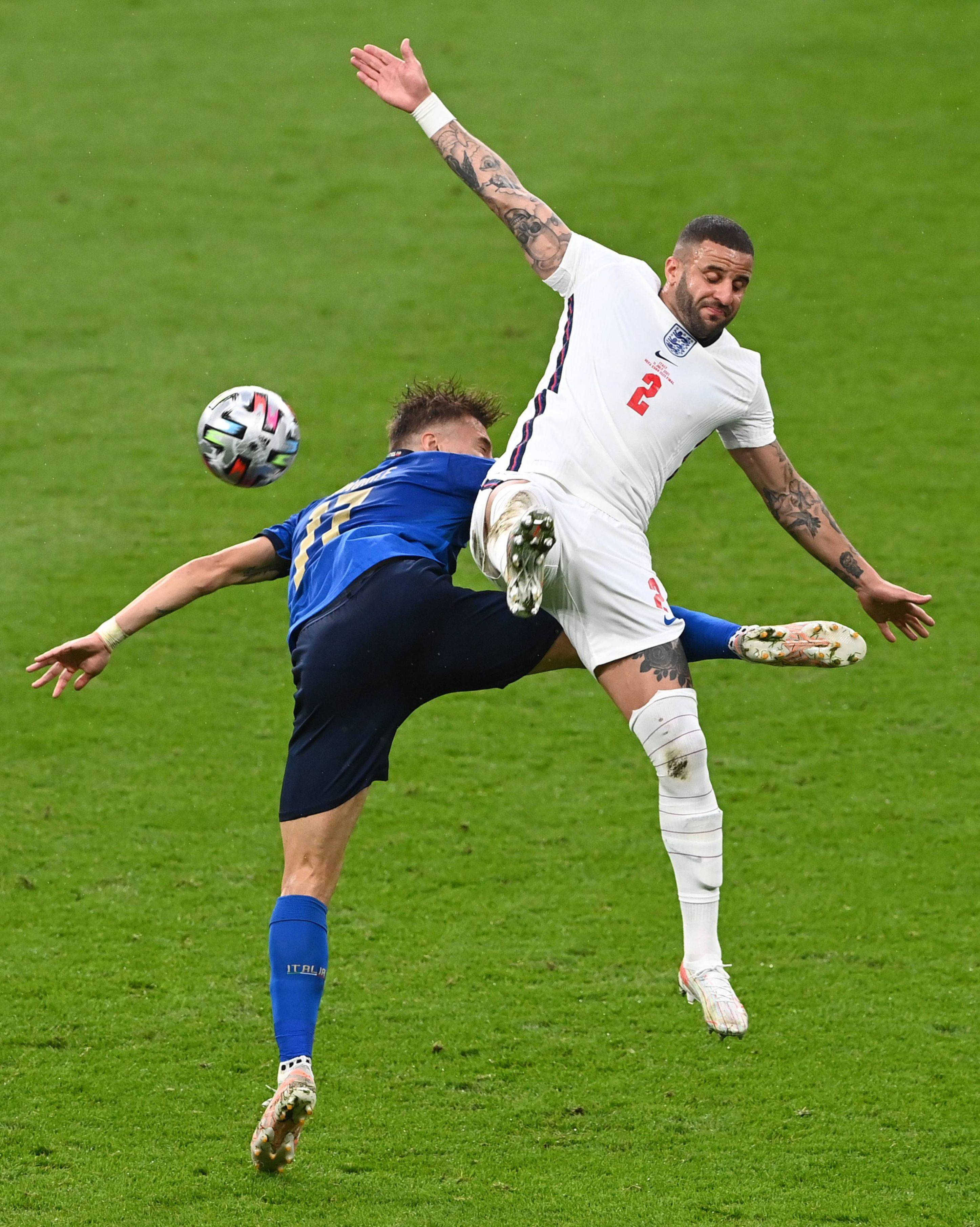 足球比赛引来无数热情球迷，促进体育健康发展，战绩斐然