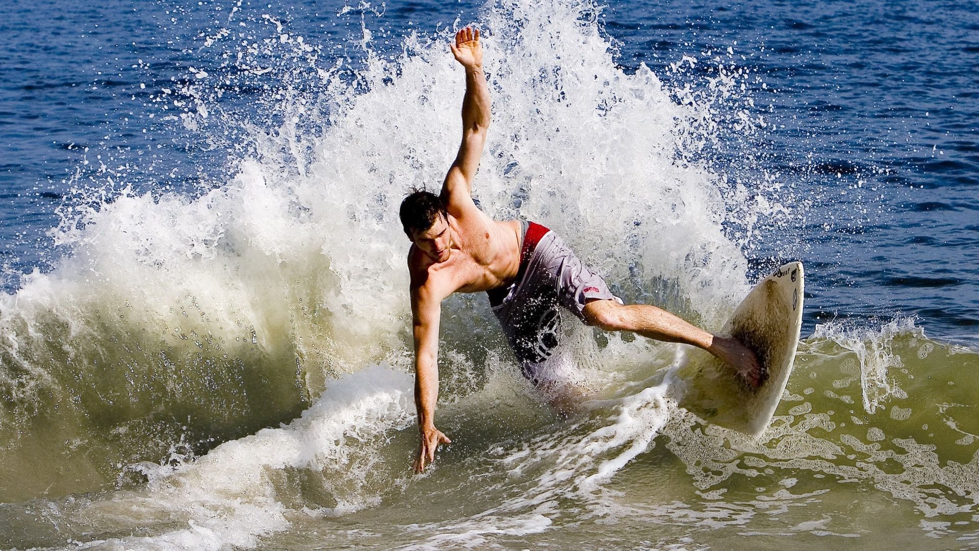 欧冠夜的降维打击，阿森纳踏平洪都拉斯背后，卢卡库如何用暴力美学接管比赛？